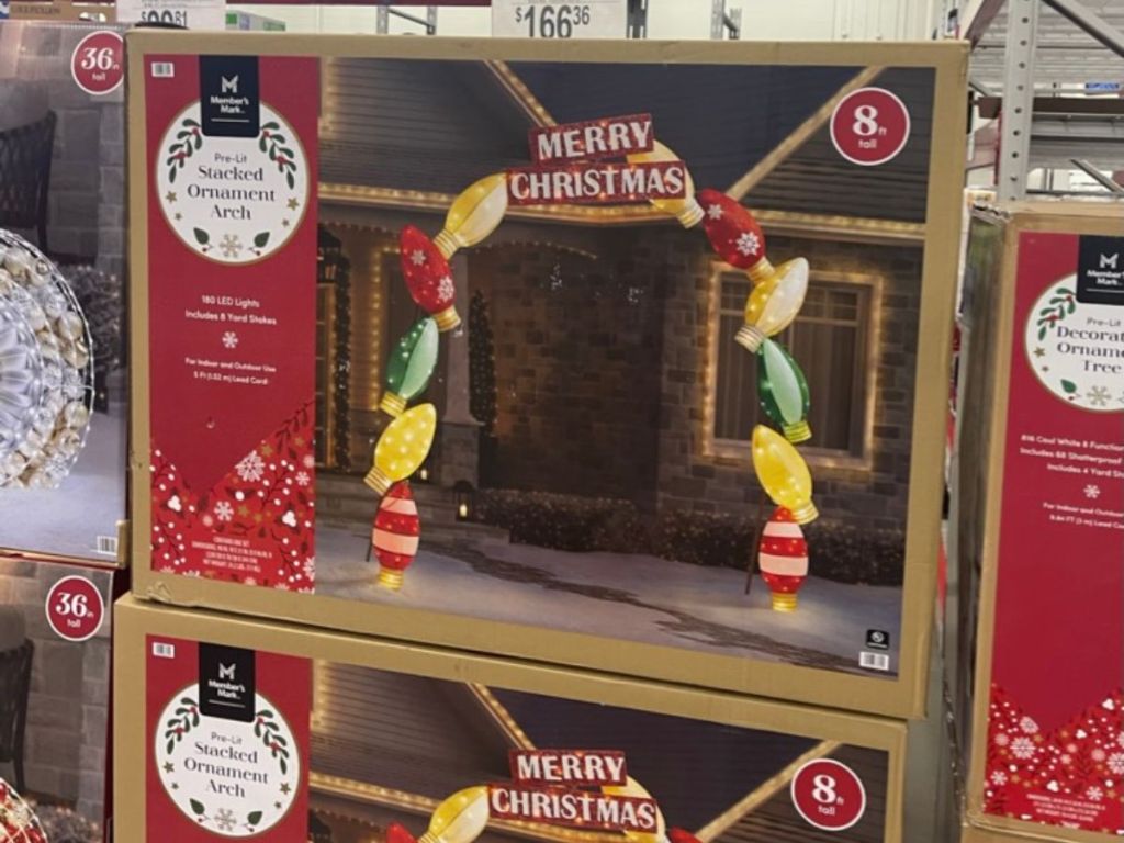 Sams-Club-Christmas-Stacked-Ornament-Arch تصفية عيد الميلاد في نادي سام |  خصومات كبيرة على ديكورات جنوم والأضواء الخارجية والمزيد!