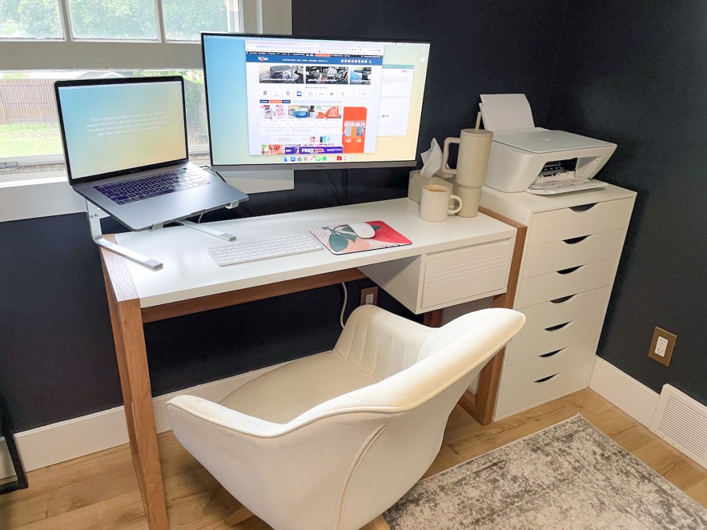 Walmart-Manor-Park-Modern-Grooved-Drawer-Writing-Desk-English-Oak-and-Solid-White 6 أفضل الأشياء التي يمكنك شراؤها في Walmart هذا الشهر