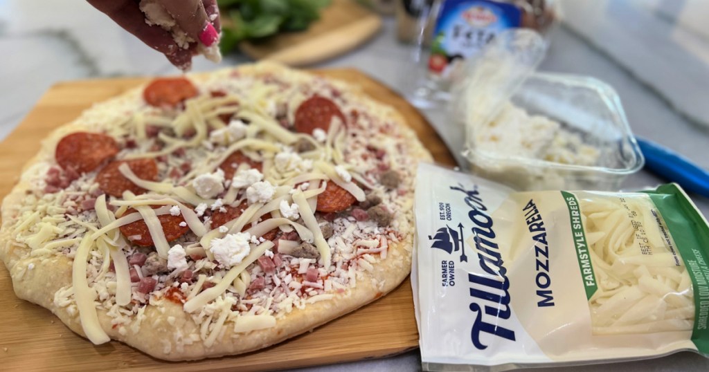 adding feta cheese to pizza