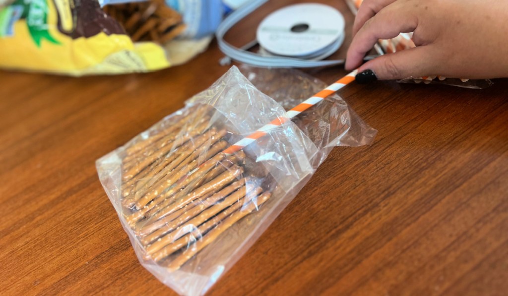 adding pretzels to a plastic baggie