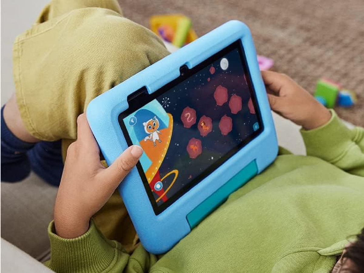 amazon kids 7 tablet being used by kdis