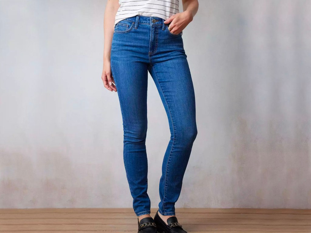 woman wearing blue jeans and white tee