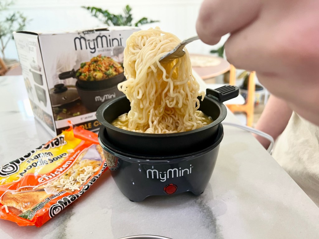 ramen noodles in mini cooker