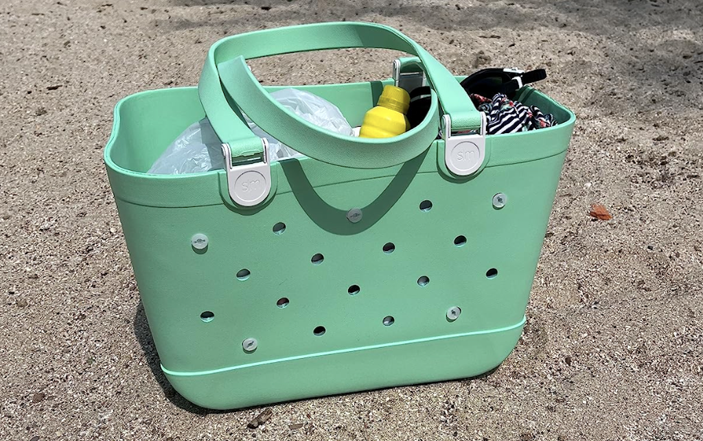 simple modern tote at the beach 