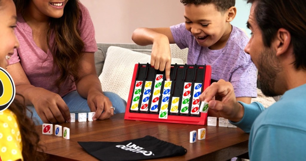 family playing Uno Quatro