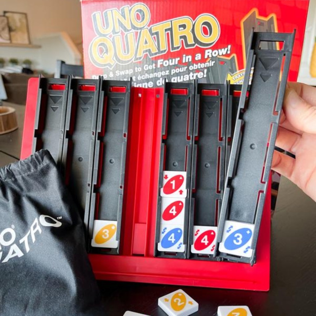 playing Uno Quatro