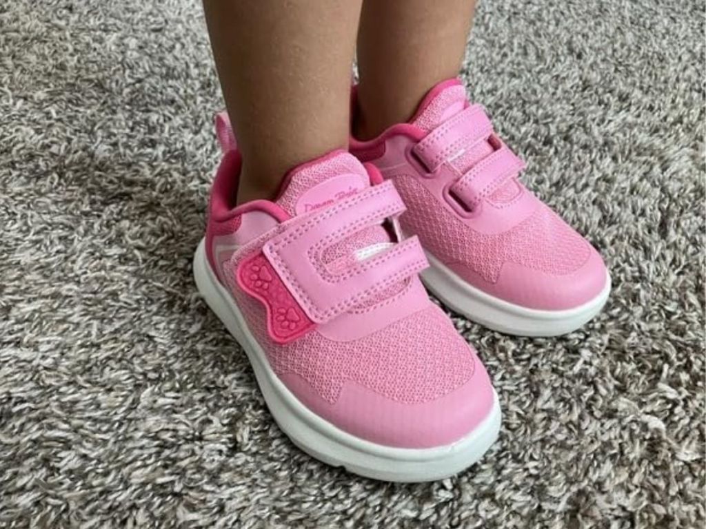 Little girl wearing pink Dream Pairs kids shoes