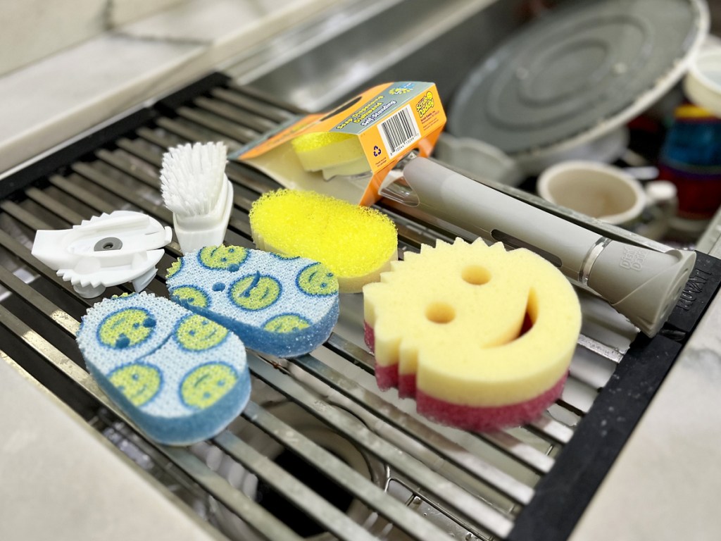 Scrub-Daddy-Dish-Daddy-Set2 مجموعة Scrub Daddy Dish Wand المكونة من 9 قطع مع رؤوس تنظيف قابلة للتبديل تبدأ من 22 دولارًا لكل شحنة (سعر قياسي 36 دولارًا)