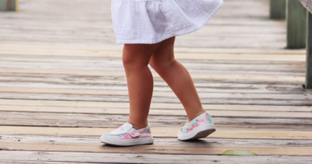 Sperry-Kids-Sneakers عروض DSW الترويجية القابلة للتكديس = 3 أزواج من أحذية Sperry تم شحنها مقابل 50 دولارًا فقط + حقيبة عطلة نهاية الأسبوع المجانية