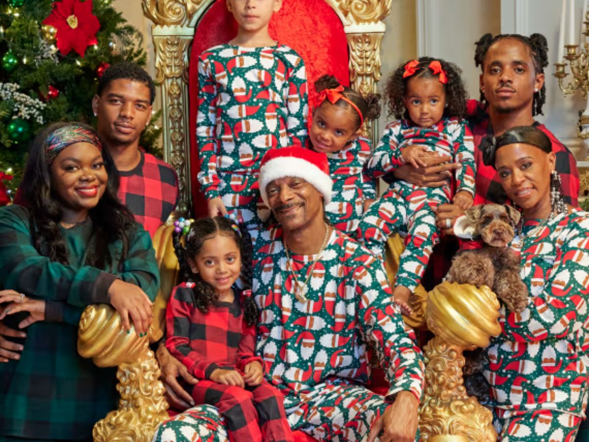 عائلة ترتدي بيجامة عيد الميلاد المتطابقة
