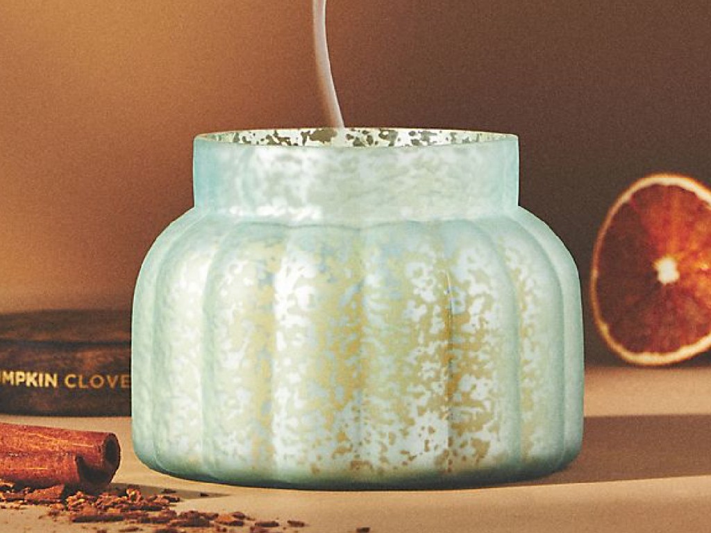 anthropologie-capri-blue-pumpkin-candle-displayed-with-a-cinnamon-stick-and-grape-fruit أنثروبولوجي كابري الشموع الزرقاء 12.80 دولارًا (16 دولارًا عاديًا) |  يشمل روائح الخريف