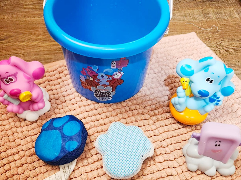 ألعاب الاستحمام ودلو القرائن الزرقاء
