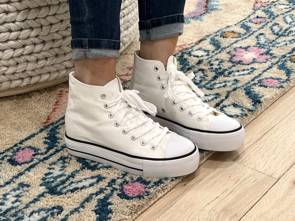 converse-sneaker-lookalikes العثور على ملابس الخريف النسائية في وول مارت |  قطعتان من القمصان ذات الأكمام الطويلة بسعر 23.96 دولارًا فقط