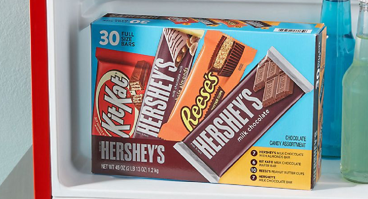 Costco Is Selling A Hershey's Variety Pack With 30 Full Size Candy Bars For  Less Than $15!