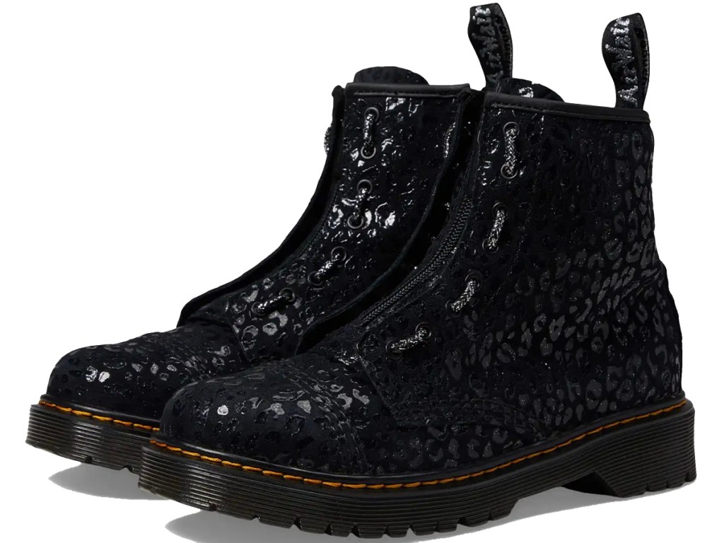 dr-martens-crinkle-kids-boots خصم يصل إلى 60% على أحذية دكتور مارتنز للأطفال + شحن مجاني |  أحذية للأطفال الصغار فقط 30 دولارًا (75 دولارًا عاديًا)