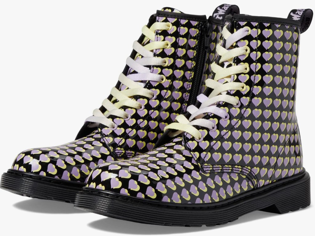 dr-martens-heart-boots خصم يصل إلى 60% على أحذية دكتور مارتنز للأطفال + شحن مجاني |  أحذية للأطفال الصغار فقط 30 دولارًا (75 دولارًا عاديًا)