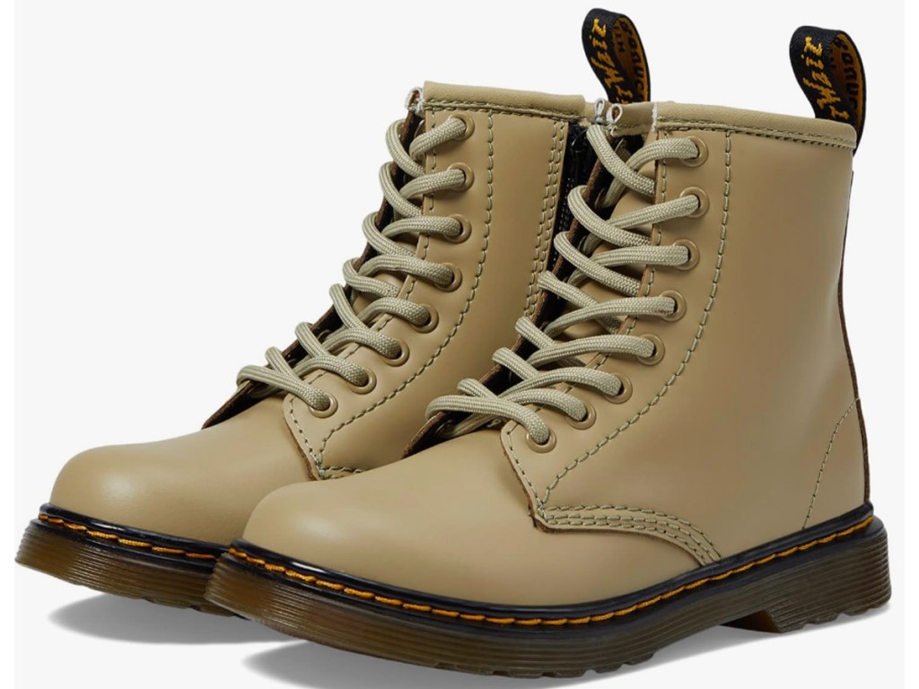 dr-martens-olive-kids-boots خصم يصل إلى 60% على أحذية دكتور مارتنز للأطفال + شحن مجاني |  أحذية للأطفال الصغار فقط 30 دولارًا (75 دولارًا عاديًا)