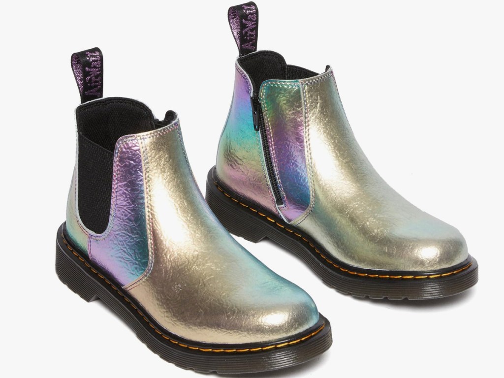 dr-martens-rainbow-boots خصم يصل إلى 60% على أحذية دكتور مارتنز للأطفال + شحن مجاني |  أحذية للأطفال الصغار فقط 30 دولارًا (75 دولارًا عاديًا)