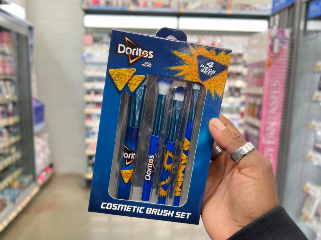 hand-holding-Doritos-4-piece-Cosmetic-Brush-Set-in-the-store ما مدى متعة مجموعة مكياج دوريتوس الجديدة في وول مارت؟!