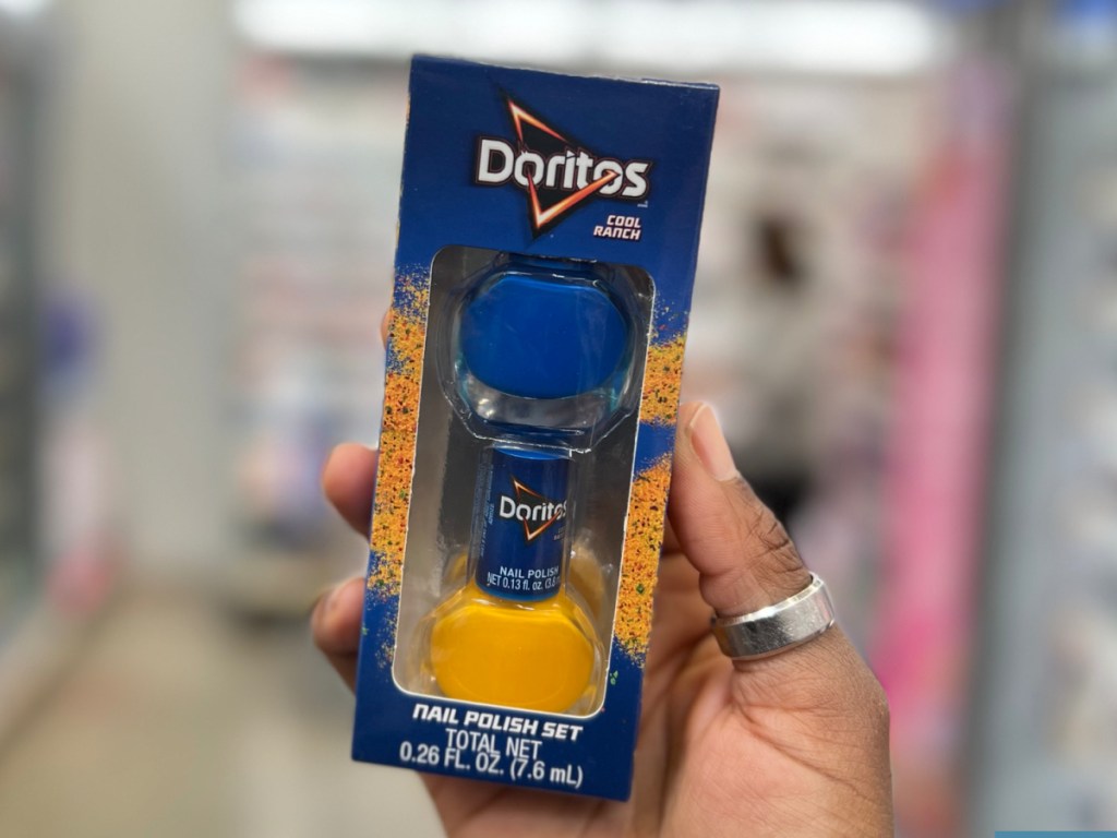 hand-holding-Doritos-Nail-Polish-2-Piece-Set ما مدى متعة مجموعة مكياج دوريتوس الجديدة في وول مارت؟!