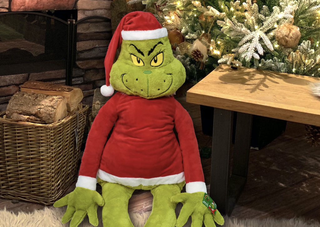 huge-grinch كابوس ضخم بطول 4 أقدام قبل عيد الميلاد أو Grinch Jumbo Plush فقط 29 دولارًا في Walmart