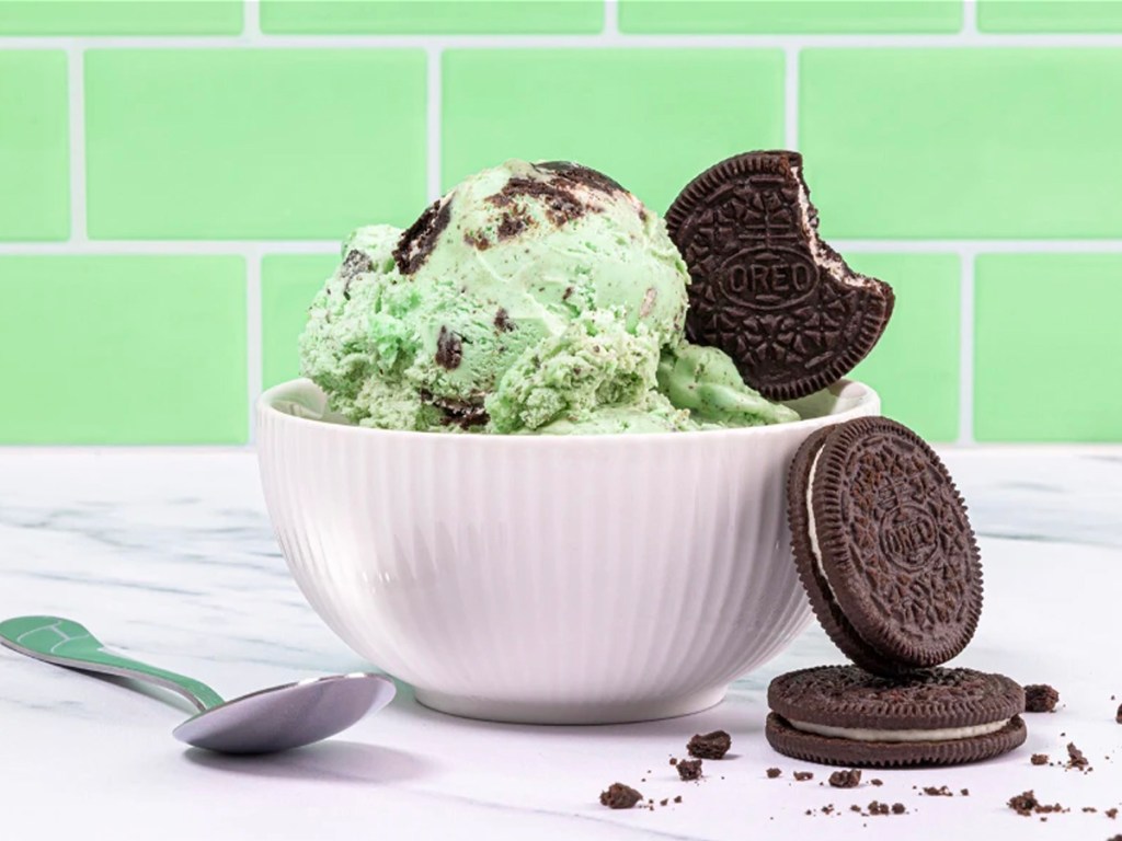 oreo ice cream scoops in bowl with cookies