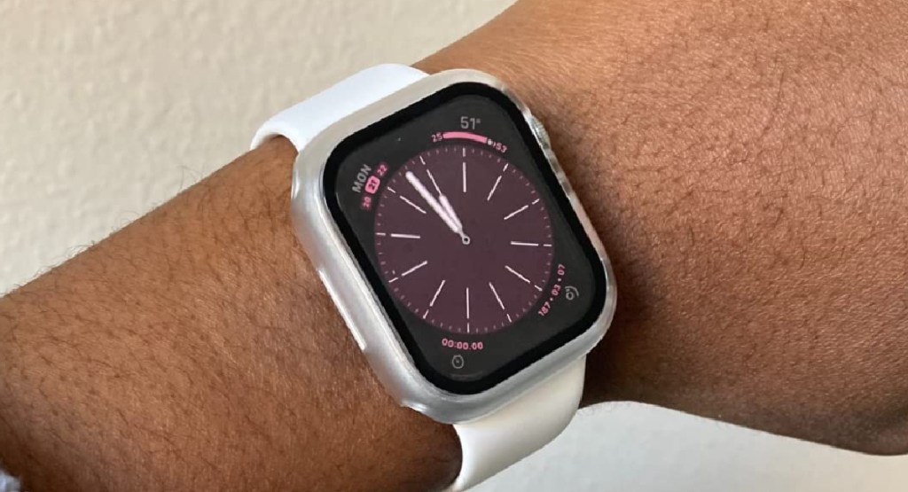 شخص يرتدي Apple Watch Series 8 باللون الفضي