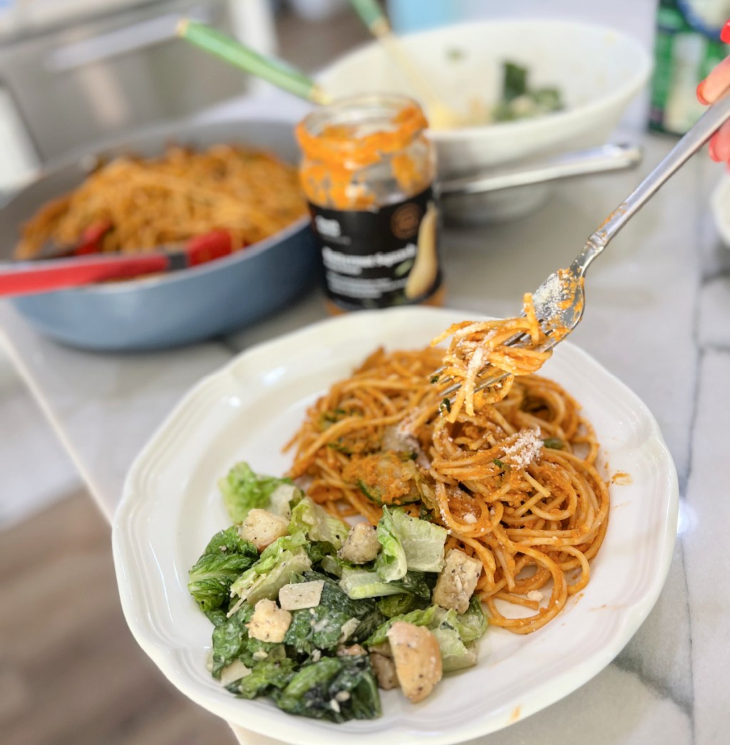 plate-with-pasta-and-salad- معكرونة قرع الجوز سهلة مع براعم بروكسل بالثوم