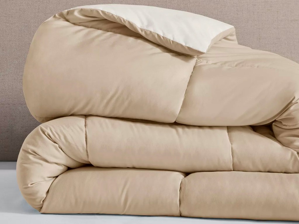 reversible-comforters ألحفة بديلة قابلة للعكس بأي حجم فقط 19.99 دولارًا على Macys.com (ستة خيارات ألوان!)