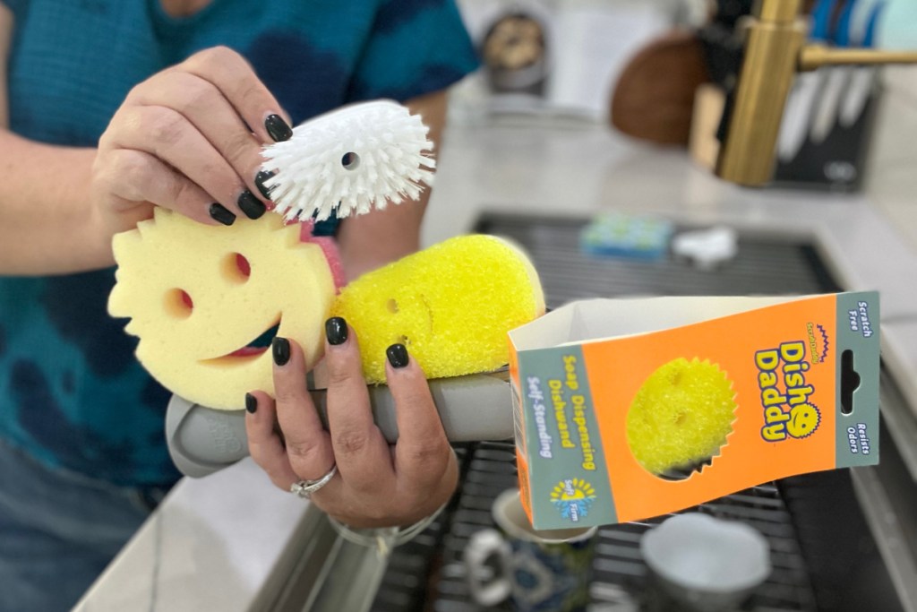 scrub-daddy-set مجموعة Scrub Daddy Dish Wand المكونة من 9 قطع مع رؤوس تنظيف قابلة للتبديل تبدأ من 22 دولارًا لكل شحنة (سعر قياسي 36 دولارًا)