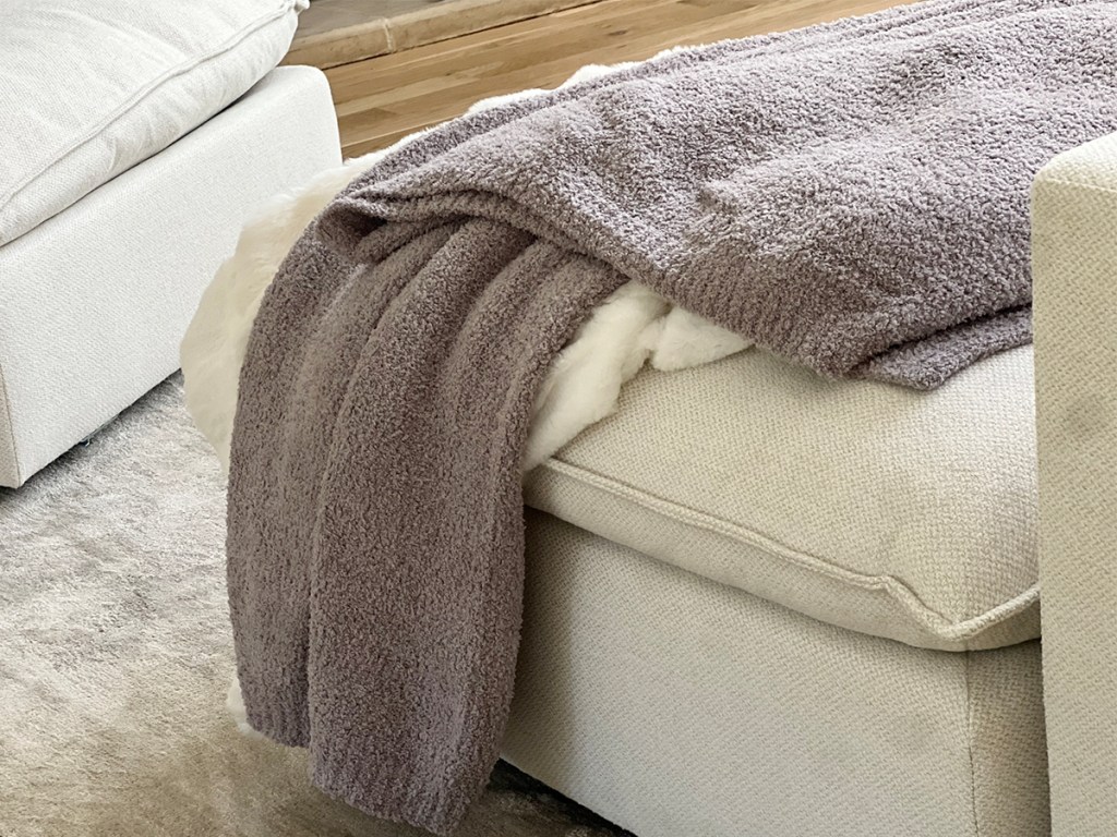 عتبة بطانية رمادية على الأريكة