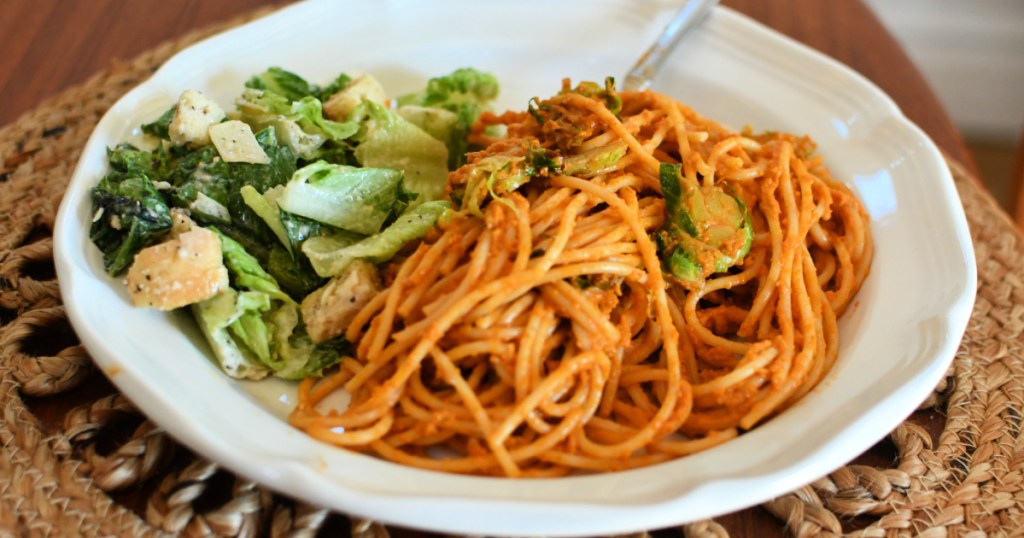 white-plate-with-butternut-squash-spaghetti-and-salad- معكرونة قرع الجوز سهلة مع براعم بروكسل بالثوم