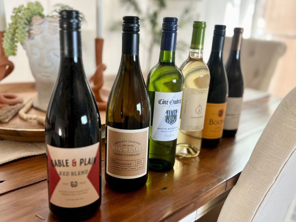 زجاجات من النبيذ الدوامي مصطفة على الطاولة