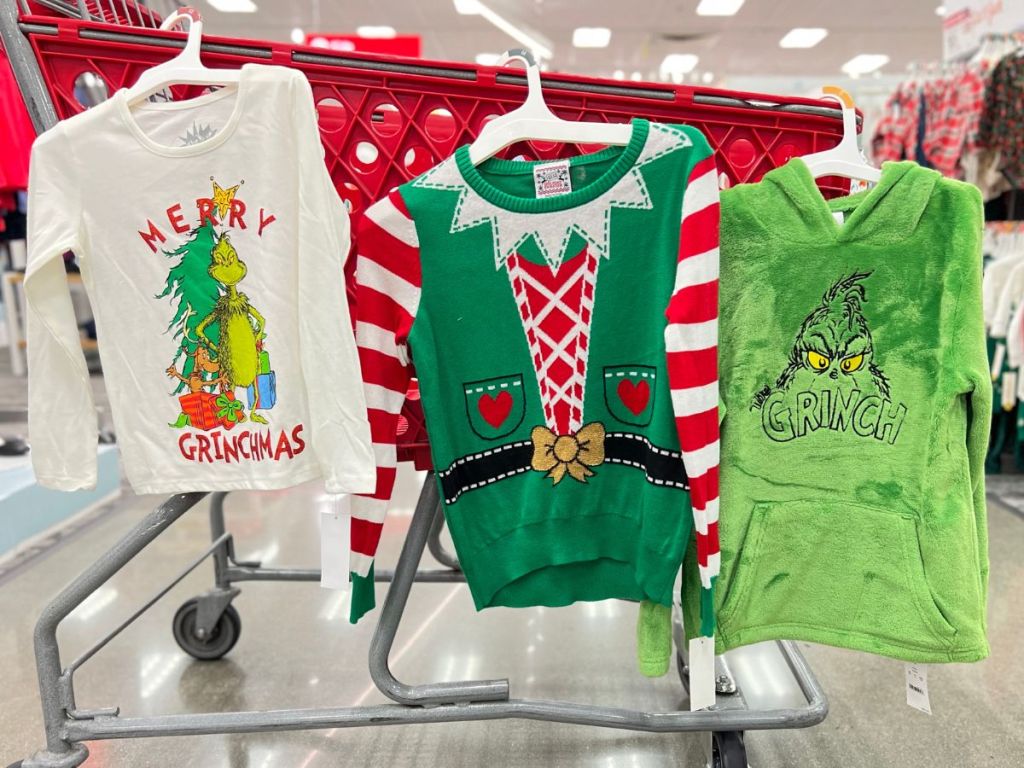 طفل غرينش "ميلاد سعيد غرينشماس" قميص بأكمام طويلة، وسترة للفتيات من Elf وسترة بقلنسوة للأطفال من Grinch عند الهدف معلقة على العربة