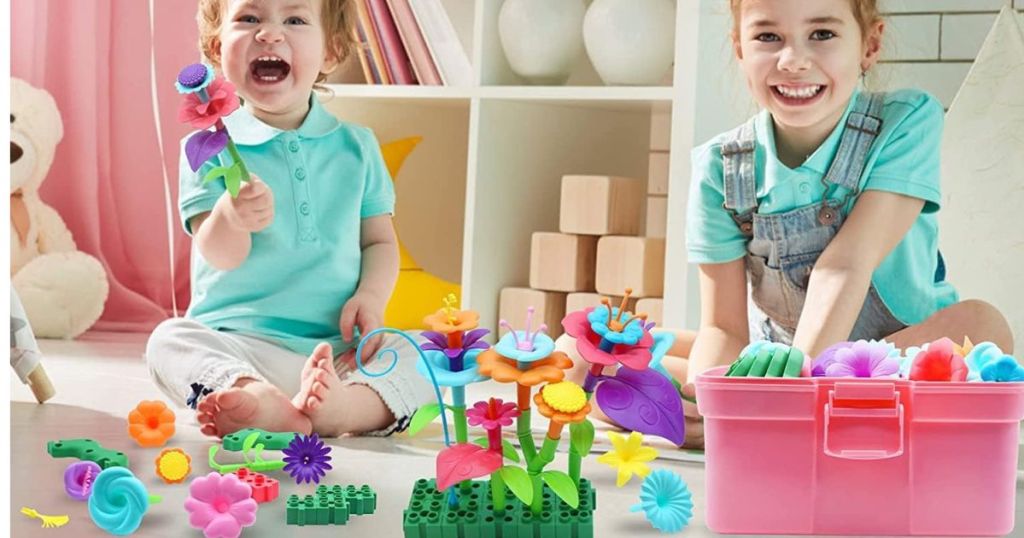 طفلان يلعبان بمجموعة بناء لعبة الزهرة