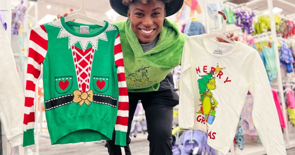 كام يحمل قميص Elf للأطفال وقمصان Grinch في Target