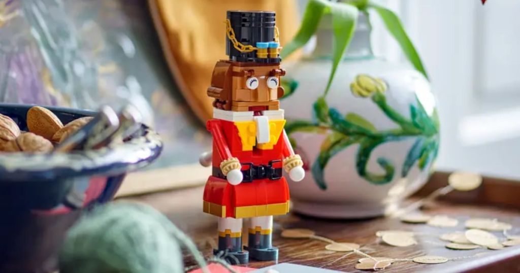 كسارة البندق LEGO معروضة بين ديكورات عيد الميلاد