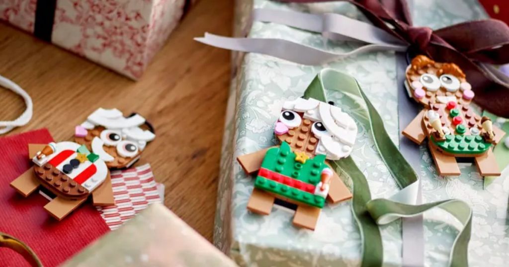 زخارف خبز الزنجبيل من LEGO موضوعة على الهدايا