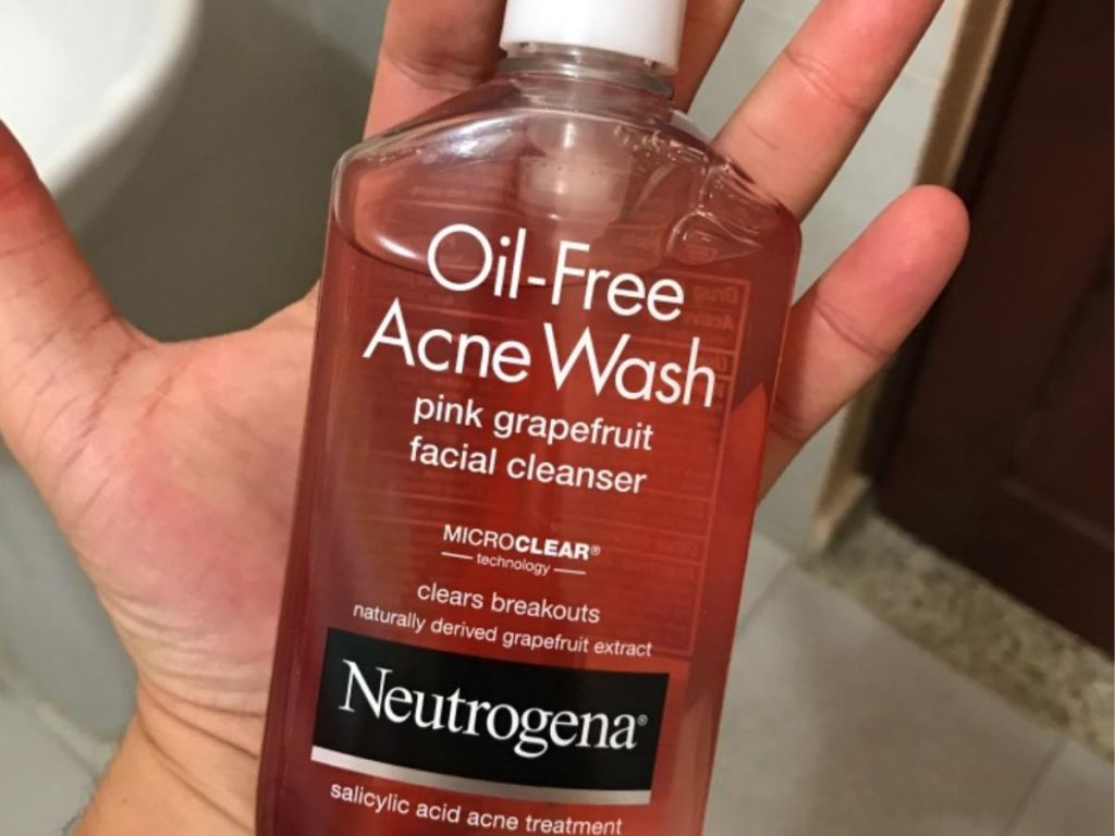 Hand hold a bottle of Neutrogena Oil Free Acne Wash