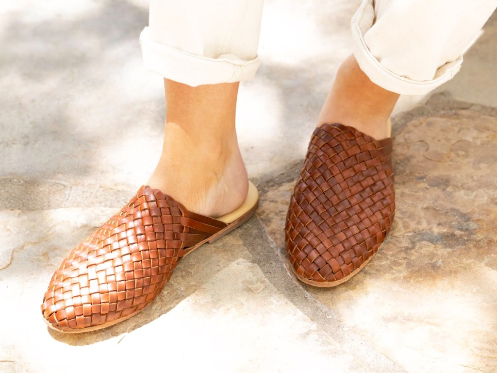 Nisolo-Go-To-Woven-Slip-Ons خصم إضافي 30% على أحذية Nisolo |  أحذية وصنادل نسائية مستدامة والمزيد بسعر يبدأ من 56 دولارًا