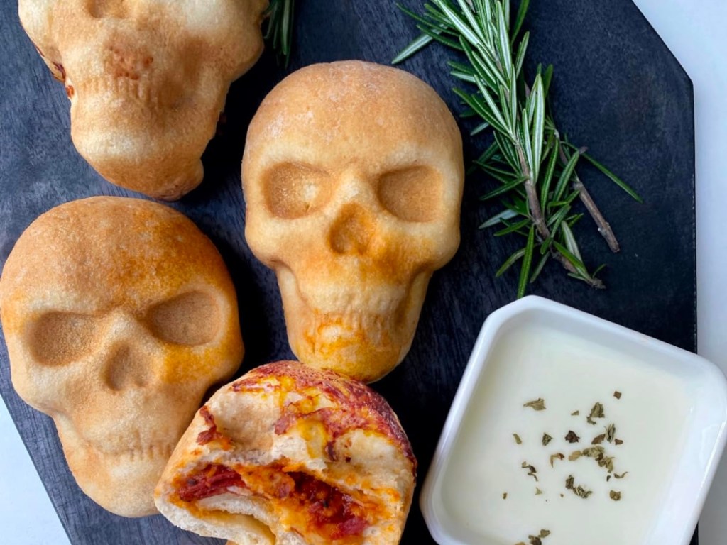 جيوب بيتزا جمجمة من Nordic Ware Halloween Bakeware Skull Cakelet Pan