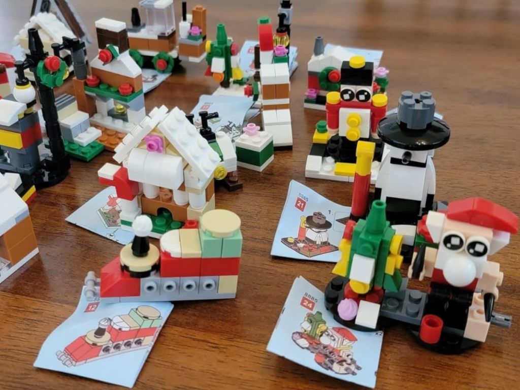 صورة مقربة للإنشاءات النهائية من Lego Dupe Christmas Advent Calendar