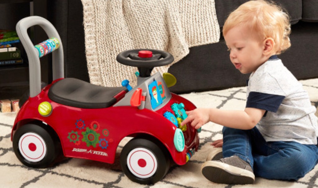 طفل صغير يلعب مع ركوب نشرة الراديو على السيارة