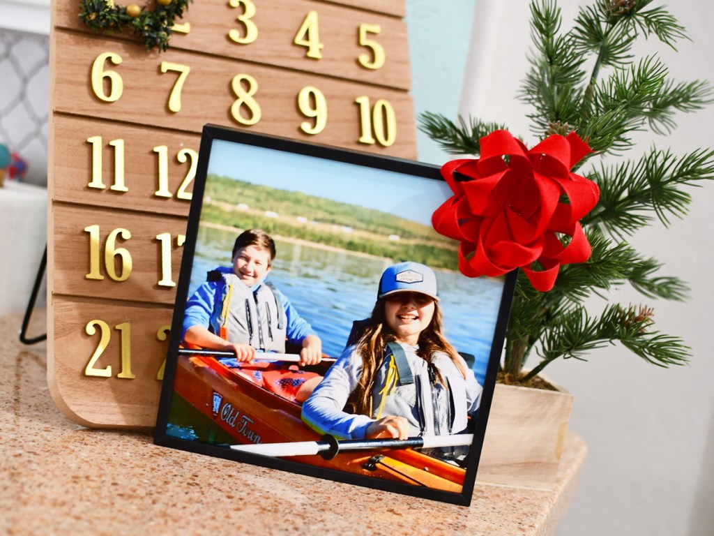 tilepix photo with red bow and christmas countdown sign