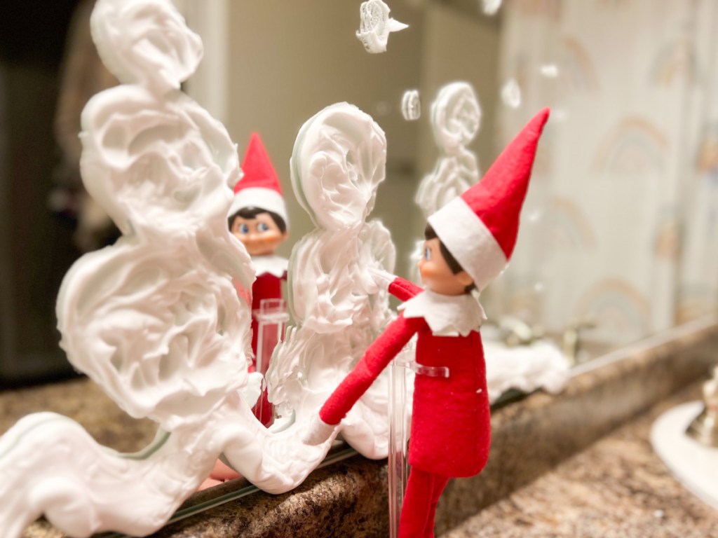 قزم يصنع رجل الثلج من كريم الحلاقة على المرآة