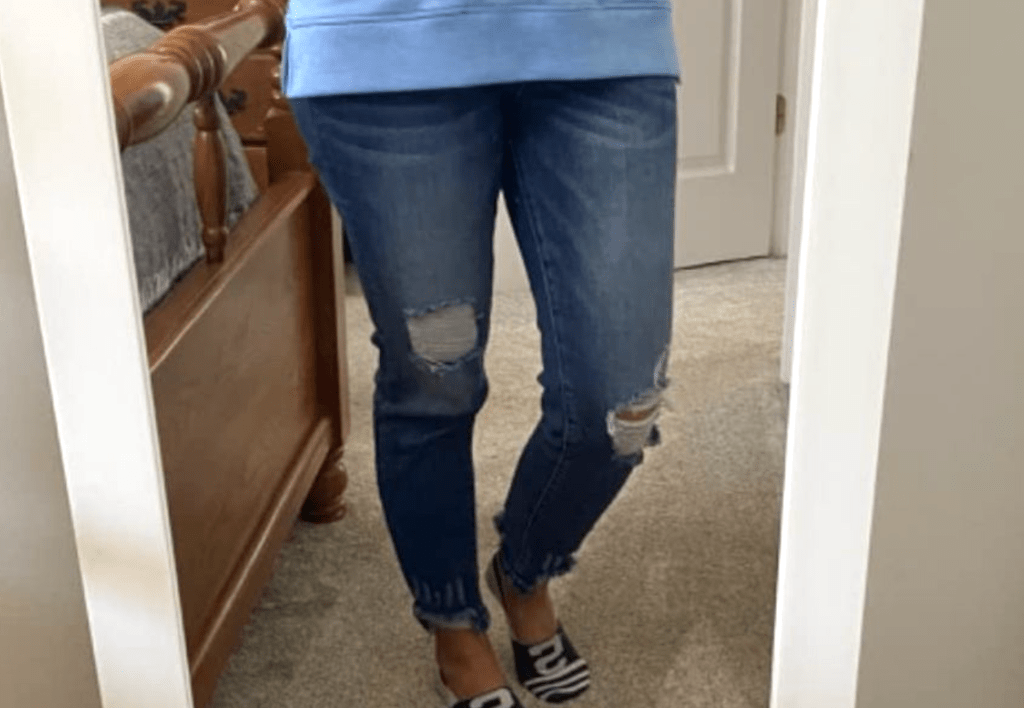 woman wearing stretchy jeans 