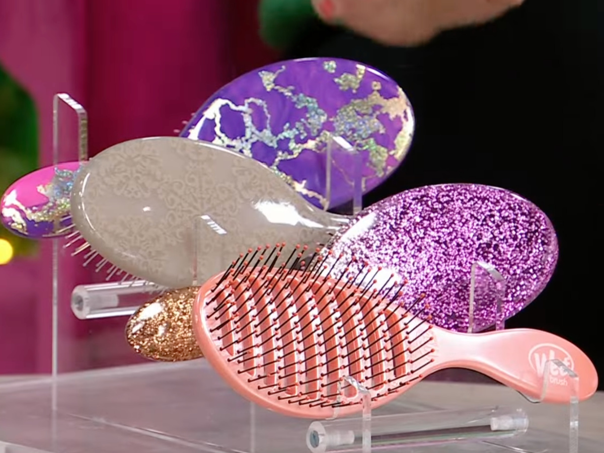 wet brush set in pink on display