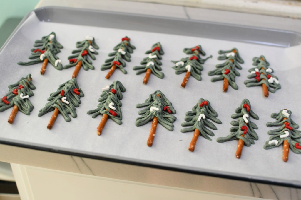 white chocolate and pretzel Christmas trees for cupcakes