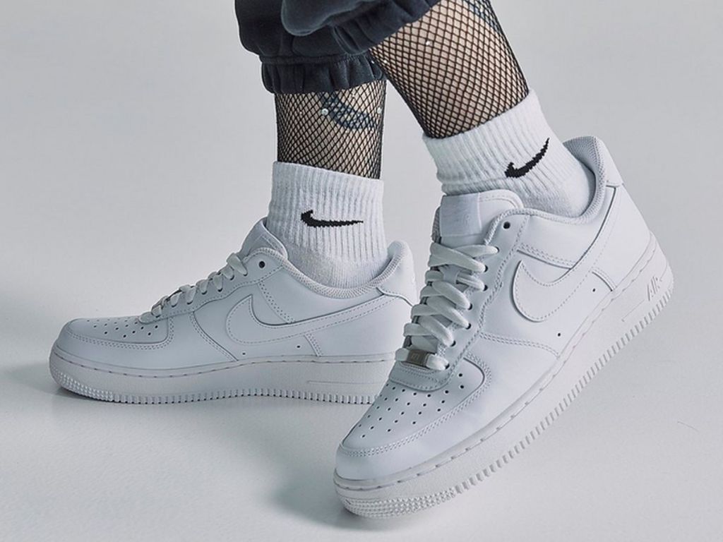 A women wearing Air Force 1 '07 Sneaker