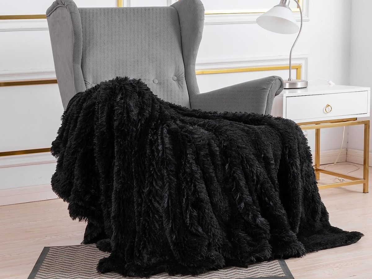 *HOT* Faux Fur Throw Blanket ONLY $9.99 on Amazon (Regularly $30)